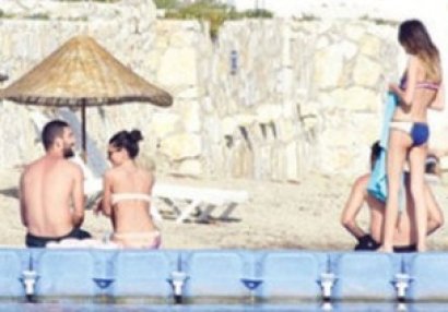 Arda Turan sevgilisi ilə dənizdə - FOTOLAR