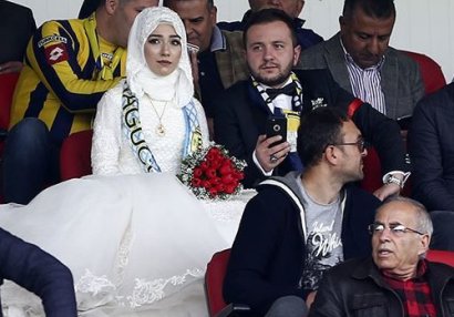 Bəylə gəlin öz toylarına yox, stadiona getdi - FOTO