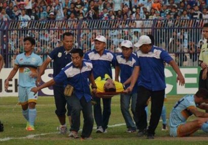 Futbol dünyası yasda: oyunda zədə alan qapıçı öldü - VİDEO