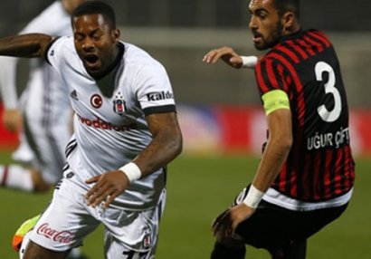 Hakim oyun zamanı futbolçunu ələ saldı