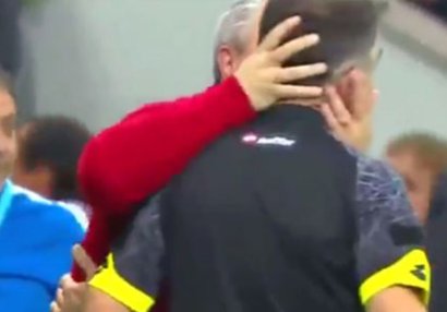 Super Liqa oyununda baş məşqçi hakimi öpdü - FOTO