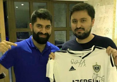 Məşhur rəssama “Qarabağ”ın forması təqdim olundu - FOTO