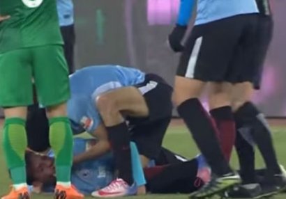 Məşhur futbolçu meydanda huşunu itirdi - VİDEO