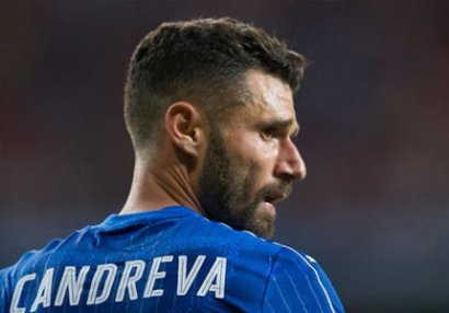 Məşhur futbolçu topa zərbə vurdu, mühafizəçinin dalağı partladı