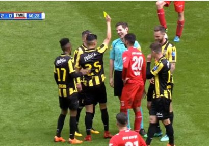 Oyunda yerə yıxılan futbolçu hakimə sarı vərəqə göstərdi - FOTO
