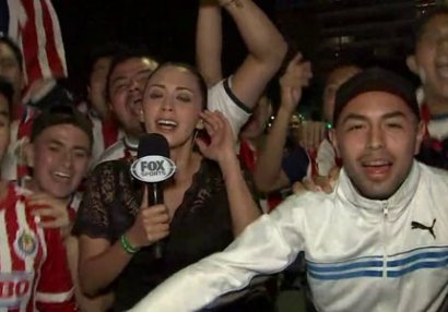 Qadın jurnalist canlı yayımda futbol fanatını mikrafonla vurdu - VİDEO