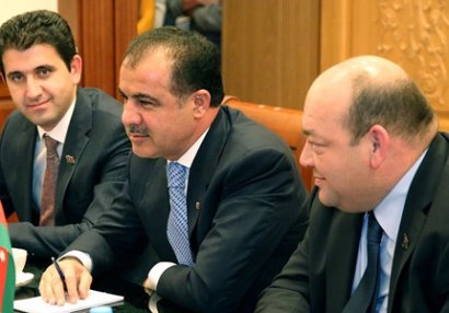 Gəncə gözləmədə: Məmmədov Vəliyevlə oyun oynayır