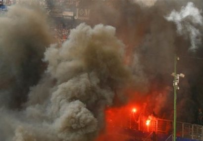 55 il sonra aşağı liqaya düşdülər, azarkeşlər stadiona od vurdu - FOTOLAR