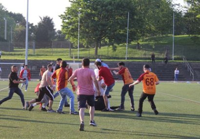 Futbolçular və azarkeşlər hakimi döydü - VİDEO
