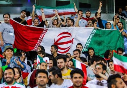 İranlı qadınlar 40 il sonra stadionda (FOTOLAR)