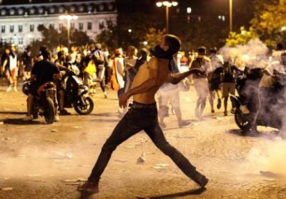 Parisdə qələbə qeydləri zamanı iğtişaşlar: 2 ölü (FOTO/VİDEO)