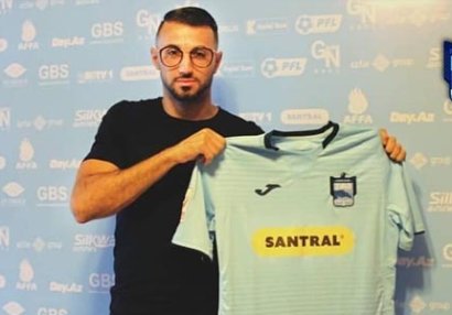 Əlcəzairli futbolçu: 