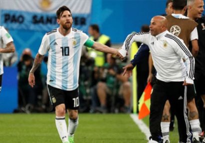 Messi hər kəsin önündə baş məşqçisini rəzil etdi