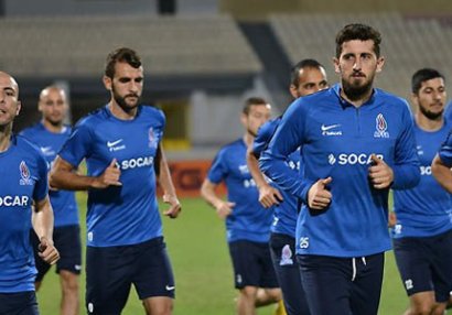 Qurban Qurbanov 2 futbolçunu millinin heyətindən çıxardı