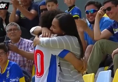Futbolçu sevgilisinə evlilik təklif etdiyi oyunda dəhşətli anlar yaşadı - VİDEO