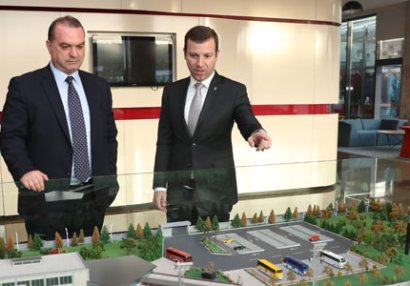 Danışan şəkillər, danışmayan Məmmədov