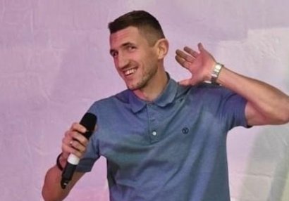 Ukraynalı futbolçu Müslüm Maqomayevin mahnısını oxudu - VİDEO