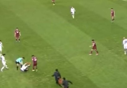 Futbolda dəhşət anları: futbolçunun boynunu qırıldı - VİDEO