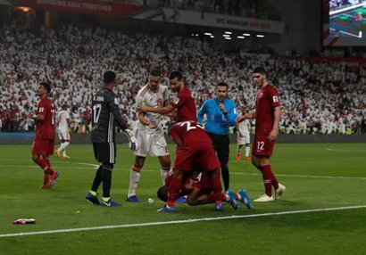 Futbolçulara ayaqqabı atdılar