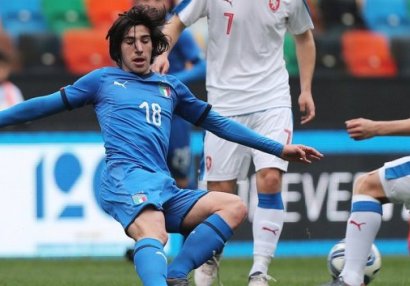 İngilislər 18 yaşlı italyana 43 milyon funt sterlinq verir