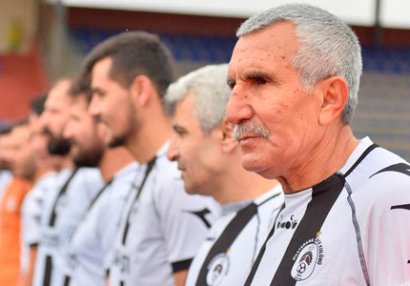 70 yaşlı futbolçu transfer olundu - FOTOLAR