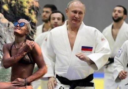 Putini nakauta salan qadın kimdir? (FOTOLAR)