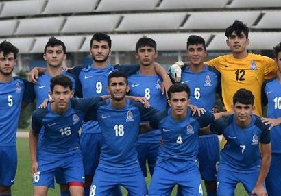 Milli komandamıza 27 futbolçu çağırıldı