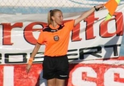 Futbolda dəhşət: qadın hakimi oyun zamanı yandırdılar - FOTO