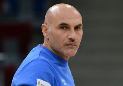 Yığmamızın baş məşqçisi: \
