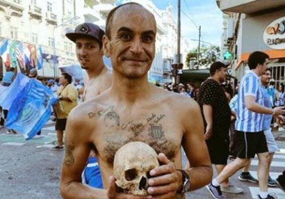 Çempionluq tədbirinə atasının başını gətirdi