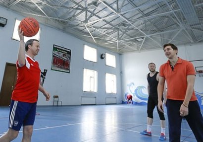 FIDE prezidenti Şəmkirdə basketbol oynadı - FOTOLAR