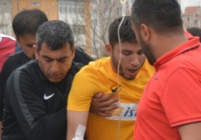 Oyun zamanı futbolçunun ağzına arı girdi, xəstəxanalıq oldu - FOTO/VİDEO