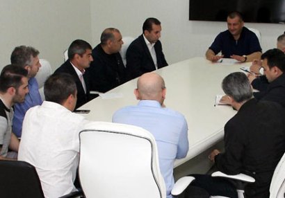 Zaur Axundov iclas keçirdi