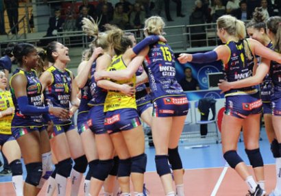 Qızlar çempionluğu kubokla çılpaq şəkil çəkdirib qeyd etdi - FOTO