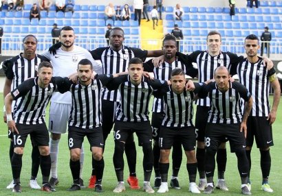 Üç futbolçu \