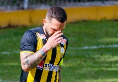 Atasının komandasına qol vuran futbolçu ağladı - VİDEO