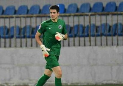 Emil Balayevdən daha bir uğurlu oyun: penaltini dəf etdi - VİDEO