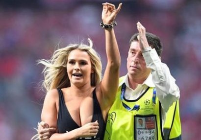 Finalda stadiona çıxan yarıçılpaq qız haqda maraqlı faktlar - FOTO/VİDEO