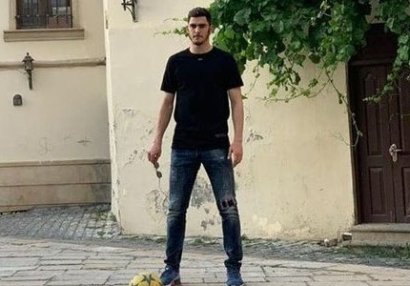 Ramil Şeydayev İçərişəhərdə uşaqlarla futbol oynadı - VİDEO