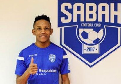 Afrikalı futbolçu rəsmən \