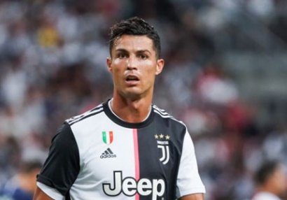 Ronaldo Sinqapurda polisi vurdu - VİDEO