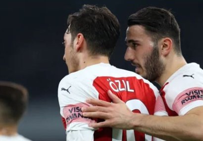 Məsut Özil və komanda yoldaşı silahlı hücuma məruz qalıb - VİDEO