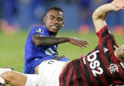 Meydanda dəhşət anları: Məşhur futbolçunun ayağı qırıldı - VİDEO