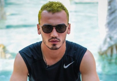 Azərbaycanlı futbolçu mərcdə uduzub, saçlarını boyadı - FOTOLAR