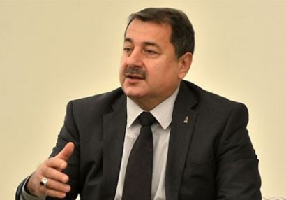 Vaqif Sadıqov: “Klublar Premyer Liqadakı oyunlara görə mükafat ödəyirlərsə, milliyə niyə verilməsin?”