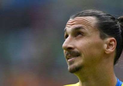 Rus şagird İbrahimoviçdən dəstək istəyir: “Zlatan, kömək et, saçıma dəyməsinlər!”
