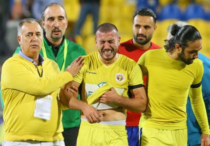 Anası ölən futbolçu meydana çıxdı, hər kəsi ağlatdı - FOTOLAR