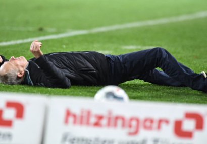Bundesliqada şok hadisə: futbolçu baş məşqçini yerə yıxdı - FOTO/VİDEO