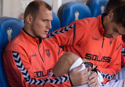 Azarkeşlərin təhqiri futbolçunu ağlatdı