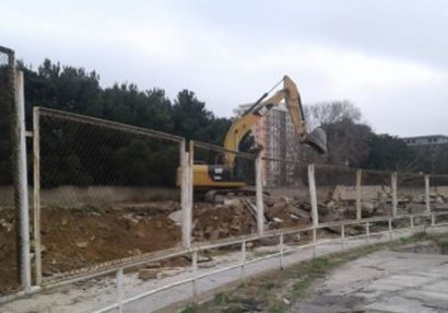 Azərbaycanda məşhur stadionu sökməyə başladılar